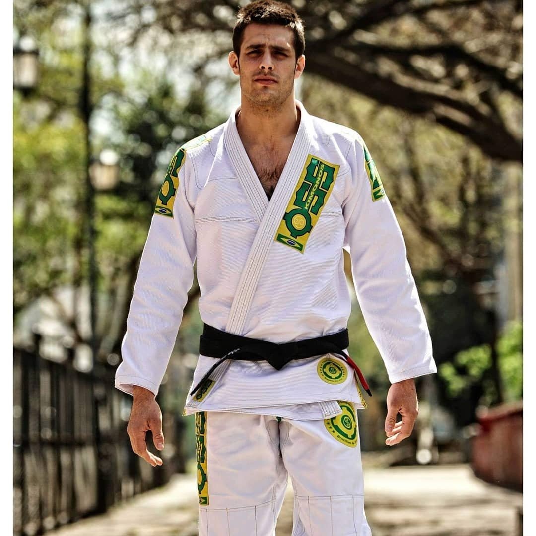 Franco Marini caminando de frente con kimono blanco y cinturón negro