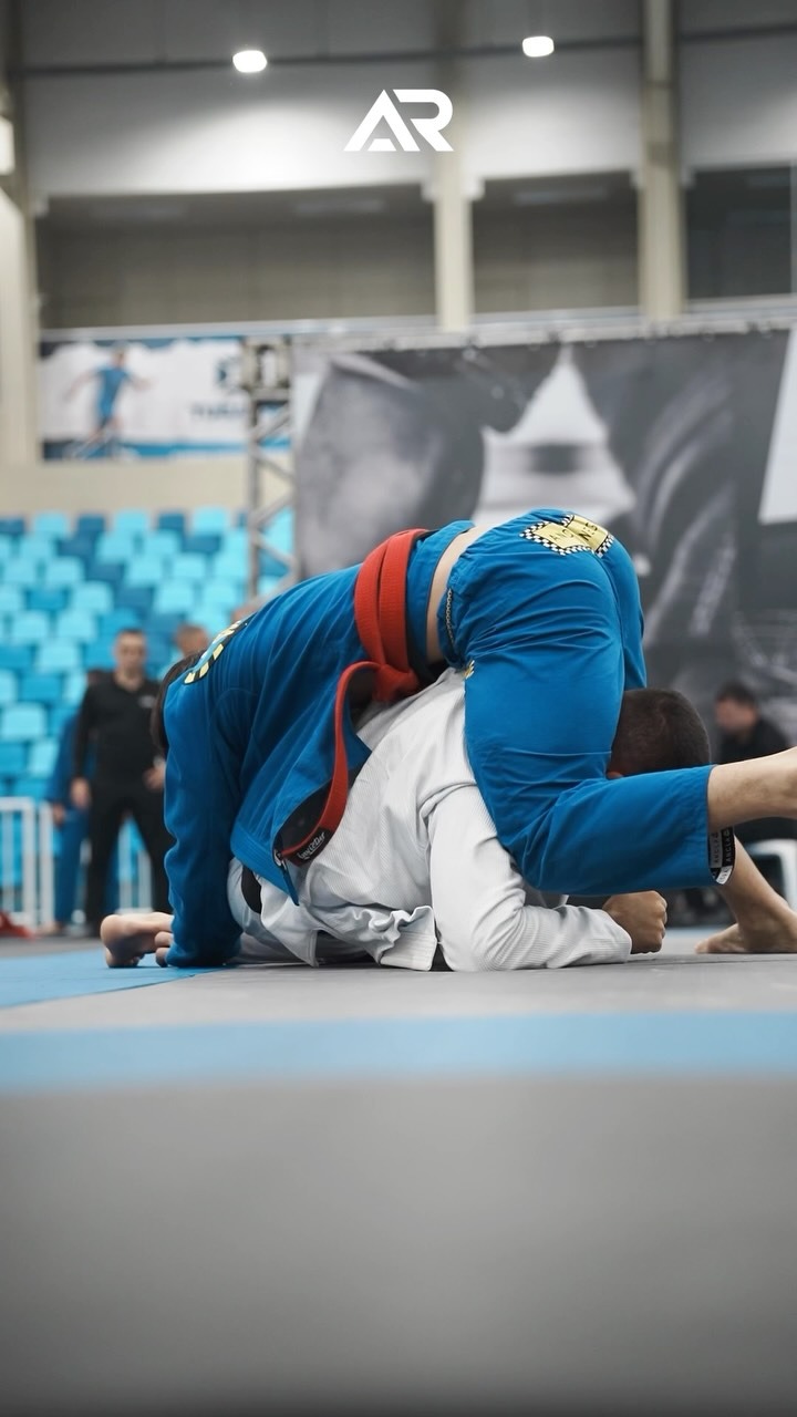 Mateo Ruiz con kimono azul controlando a su rival durante un combate