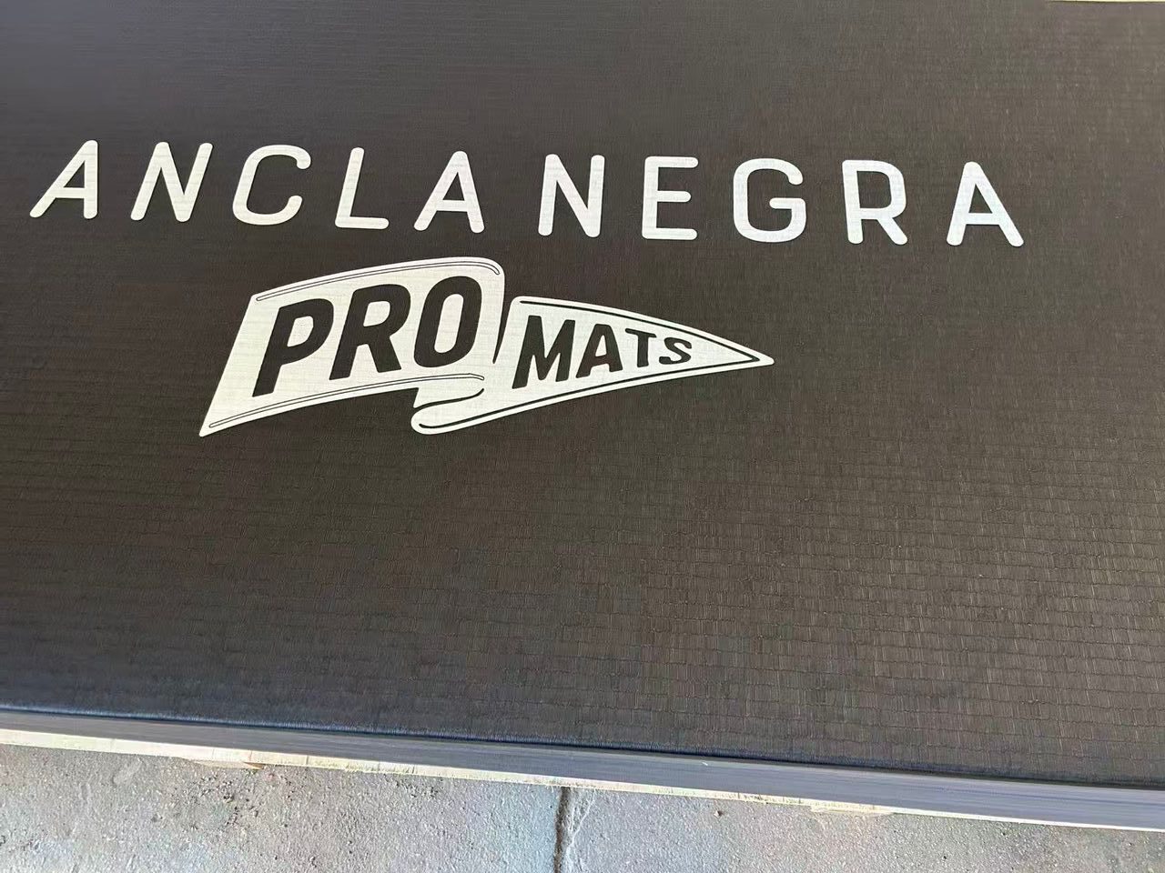 Tatami personalizado Ancla Negra con el logo Pro Mats